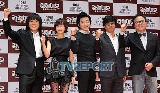 “钢铁队伍”发布会 赵正锡祈愿票房突破300万