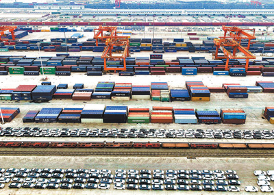 “钢铁驼队”带货忙（产经观察·走物流枢纽 看发展热度）